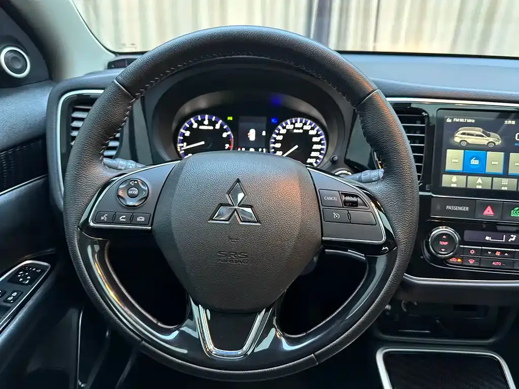 Mitsubishi Outlander — фото 3