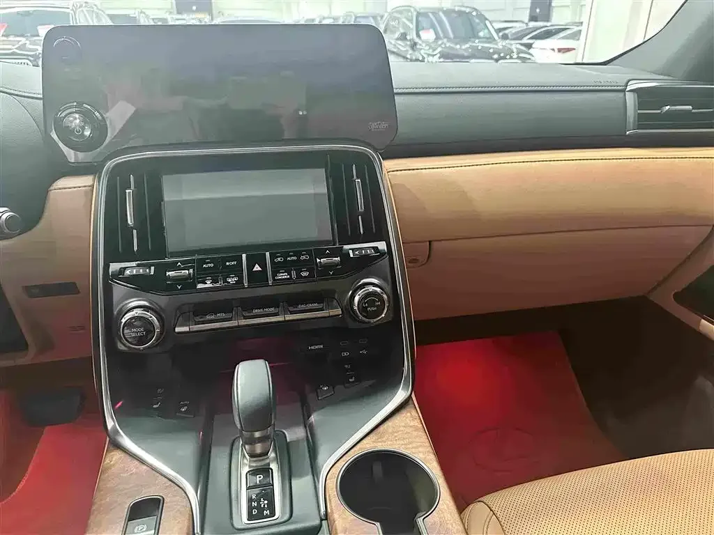 Lexus LX — фото 10