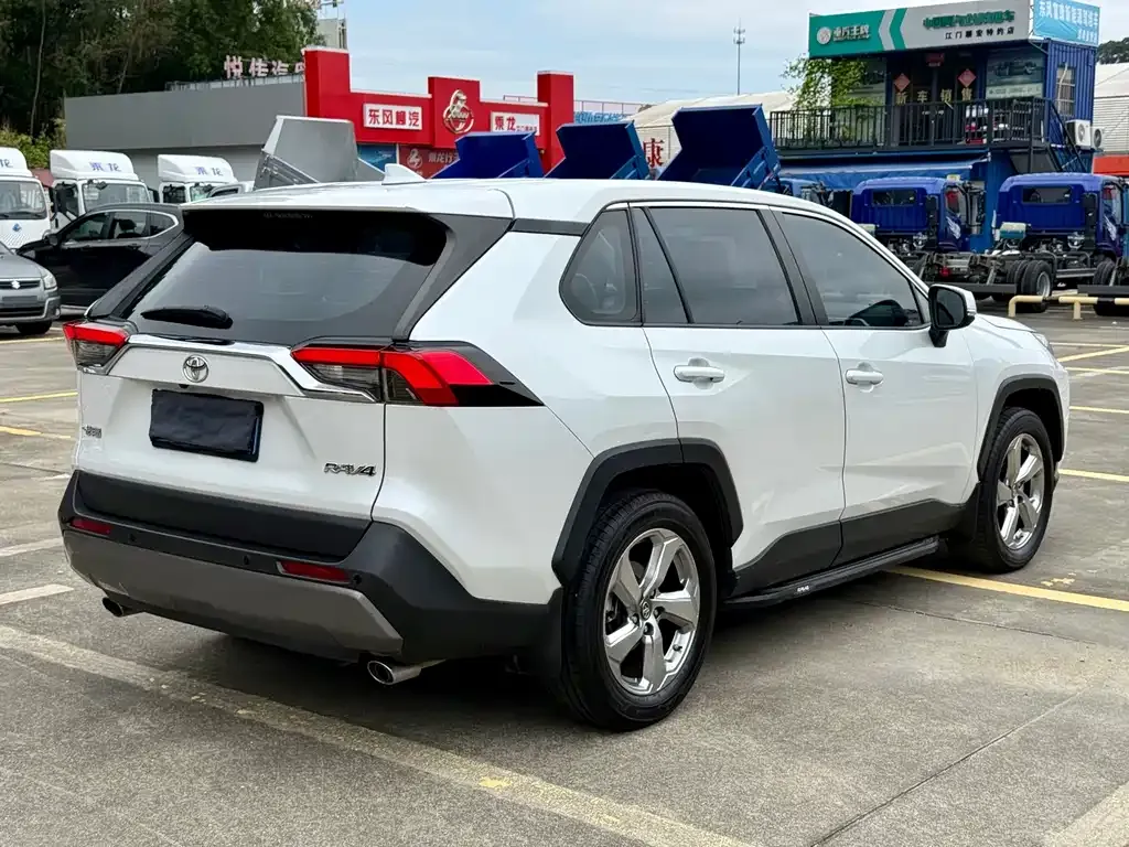 Toyota RAV4 — фото 7