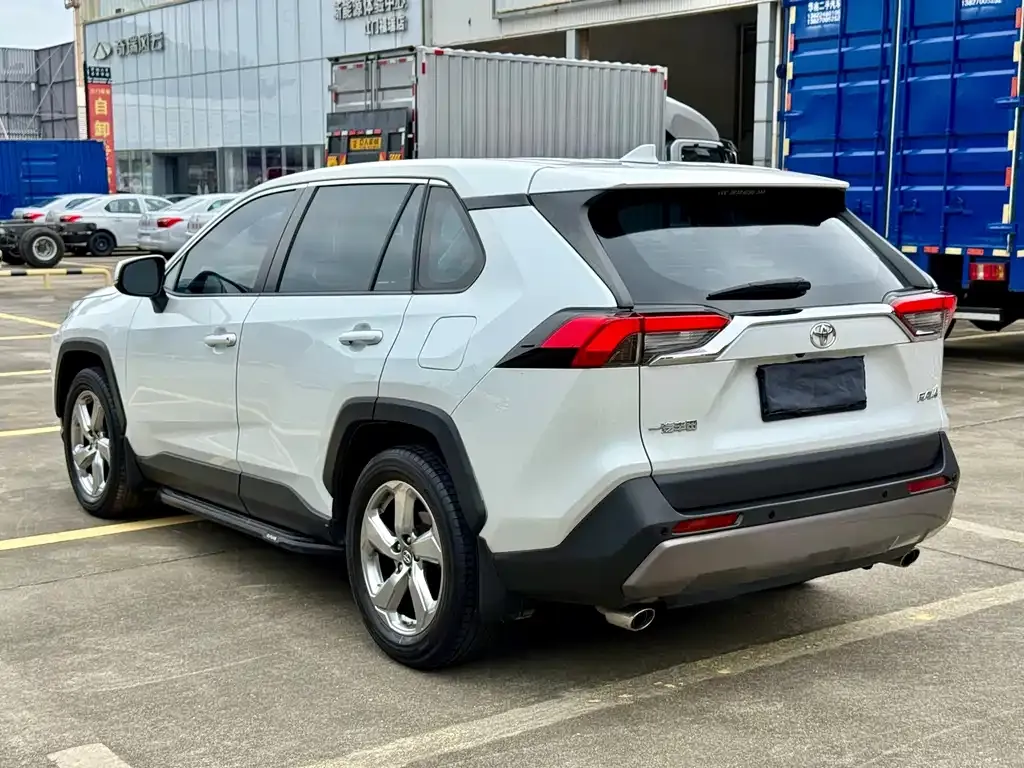Toyota RAV4 — фото 8