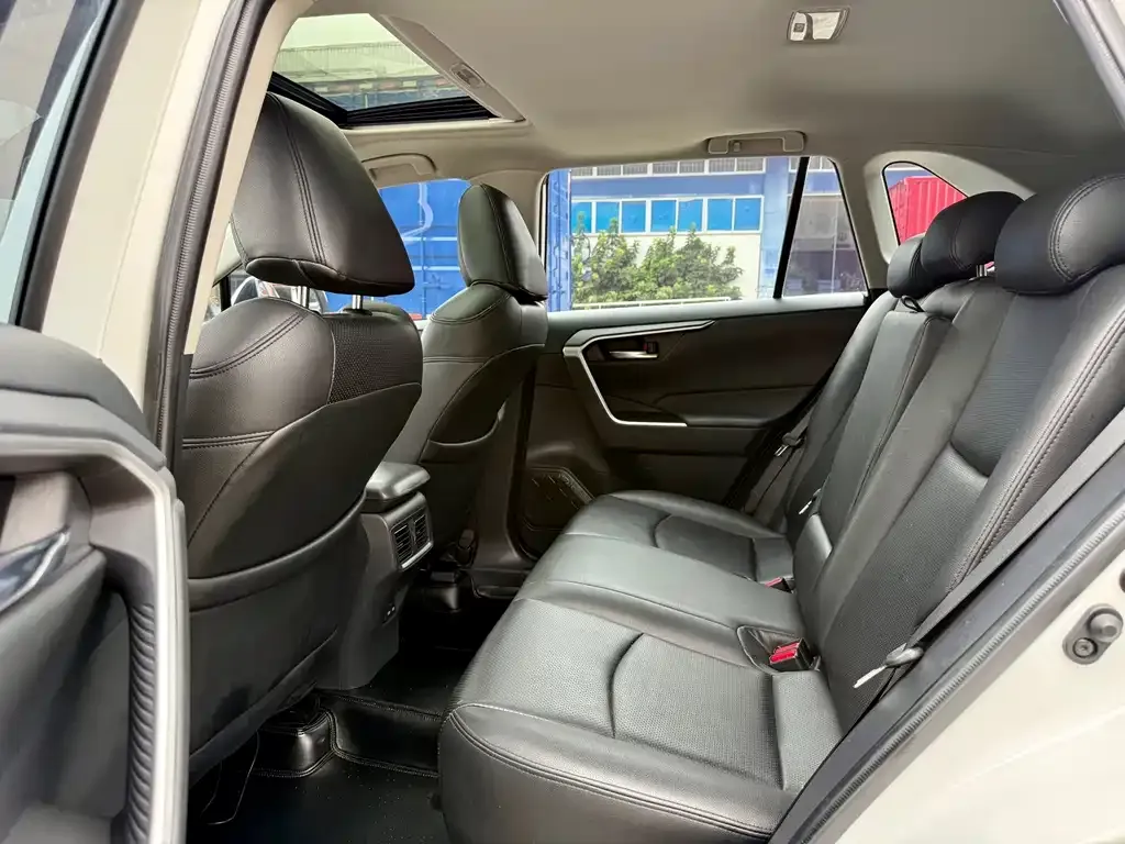 Toyota RAV4 — фото 10