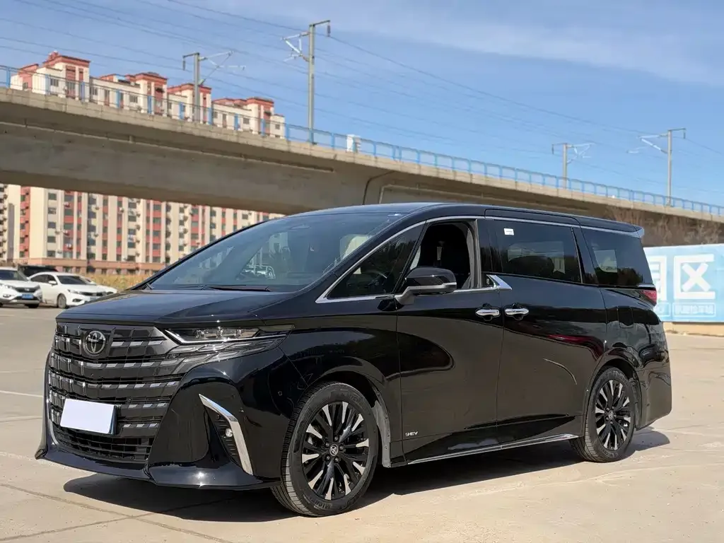 Toyota Alphard — фото 1