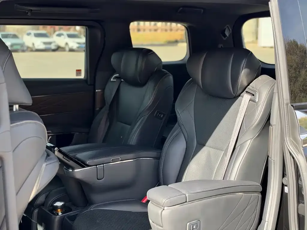 Toyota Alphard — фото 5