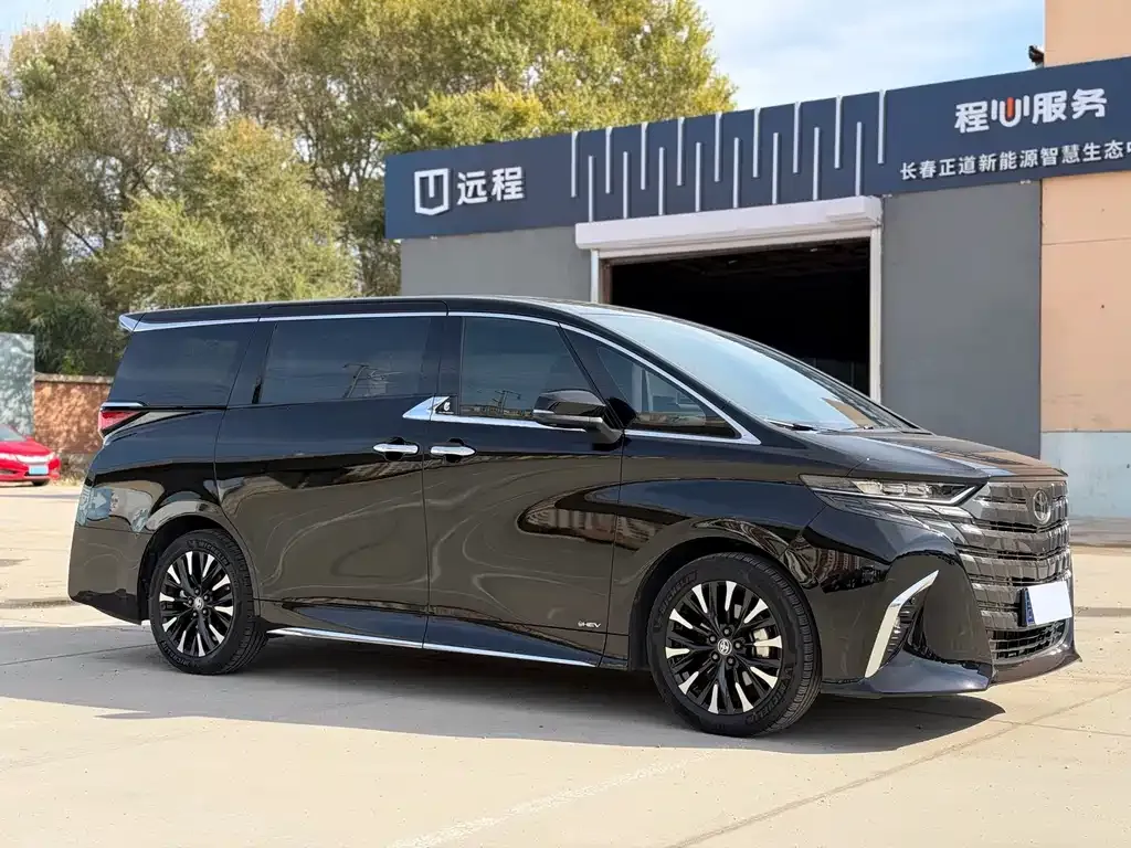 Toyota Alphard — фото 9
