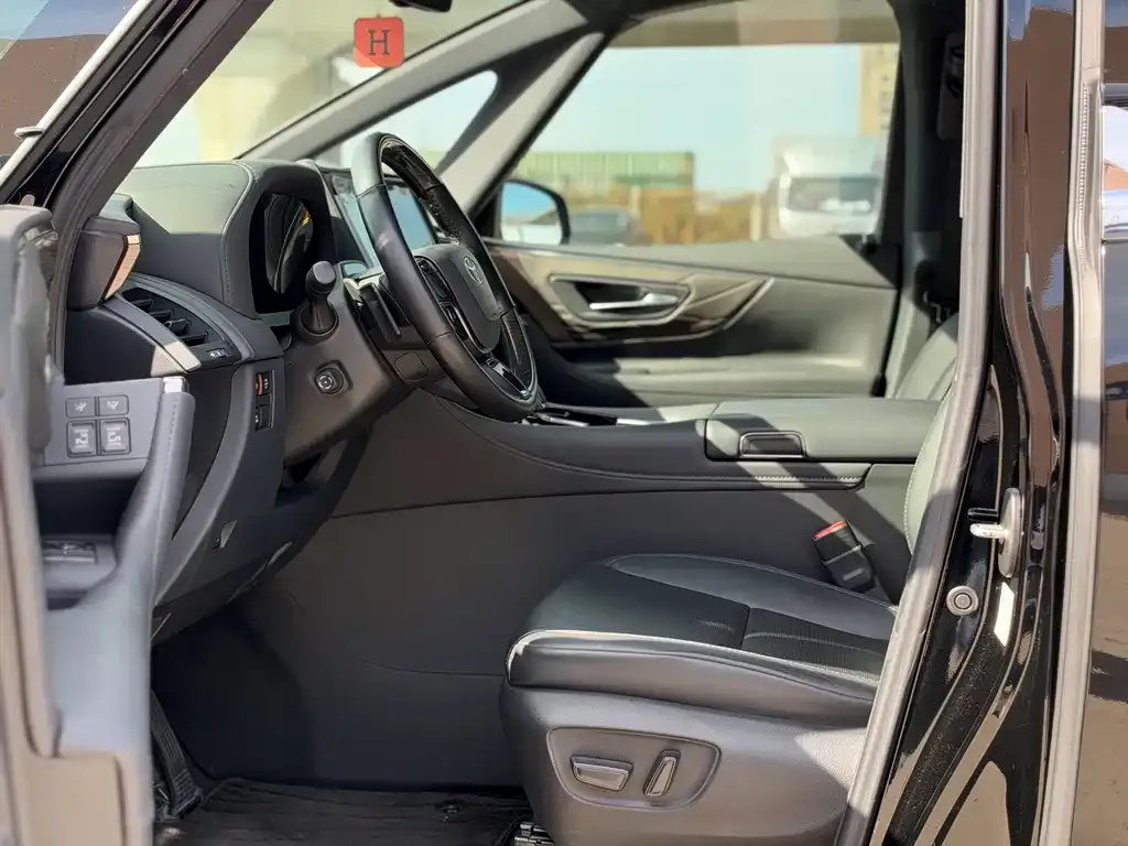 Toyota Alphard — фото 4