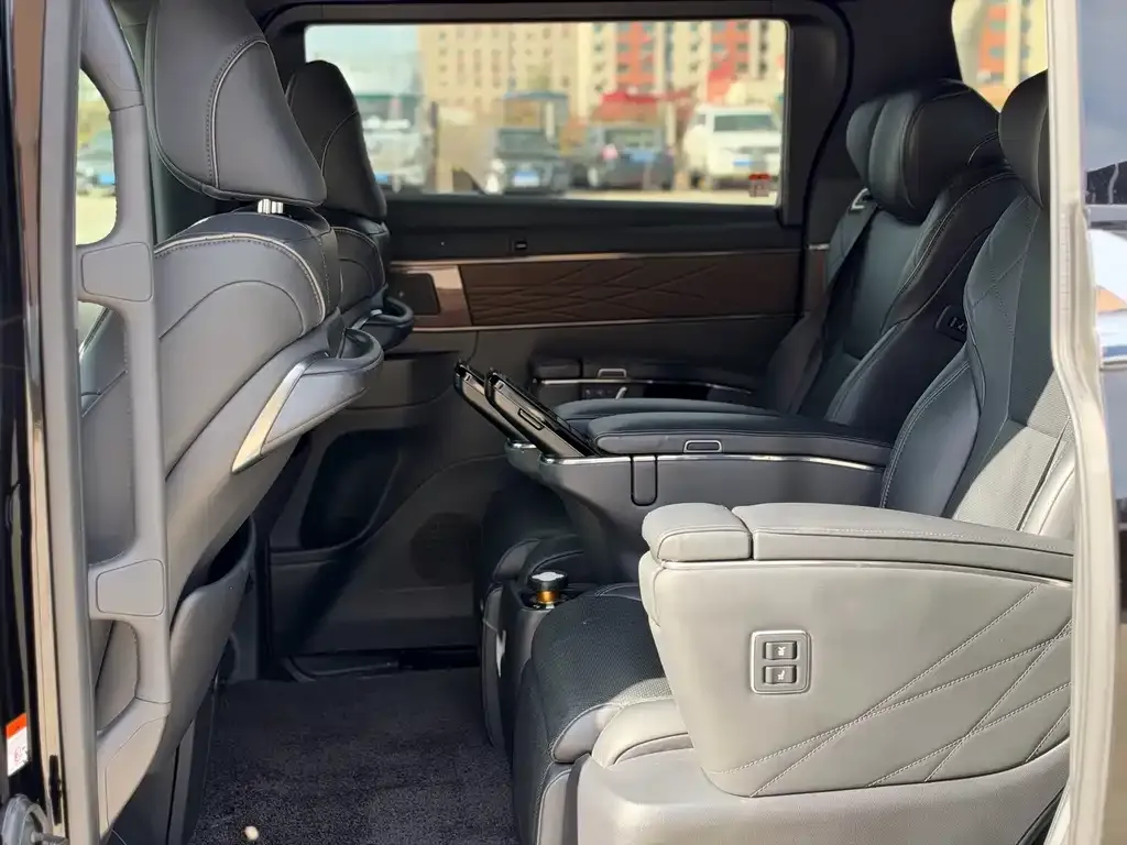 Toyota Alphard — фото 10