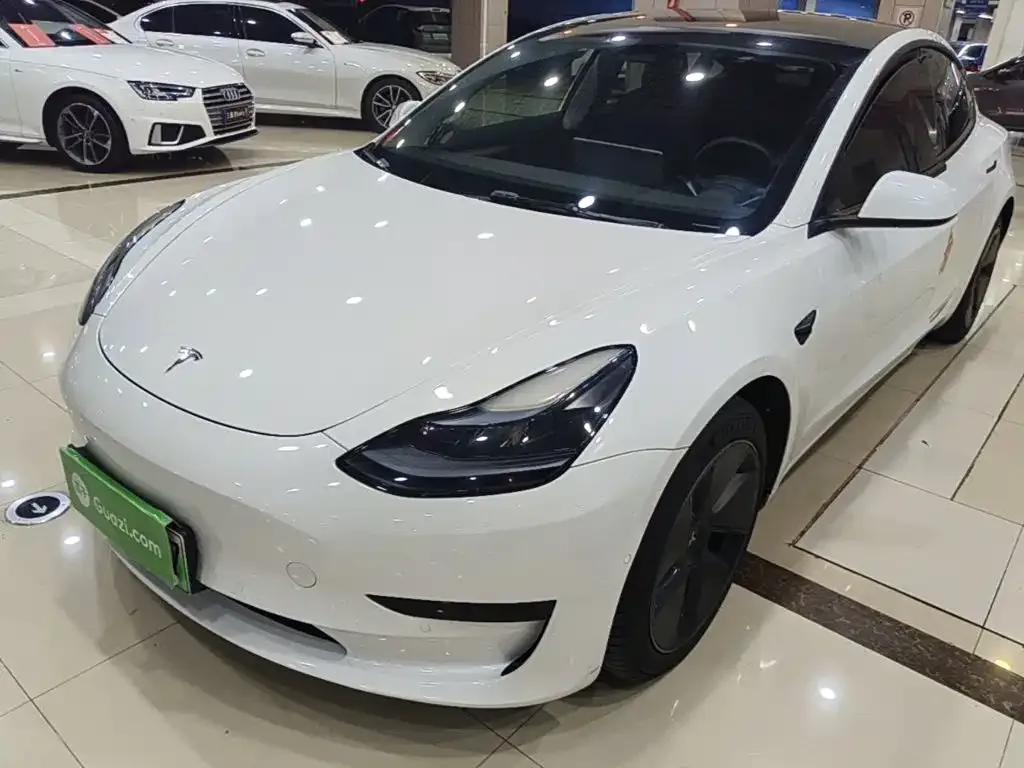 Tesla Model 3 — фото 1