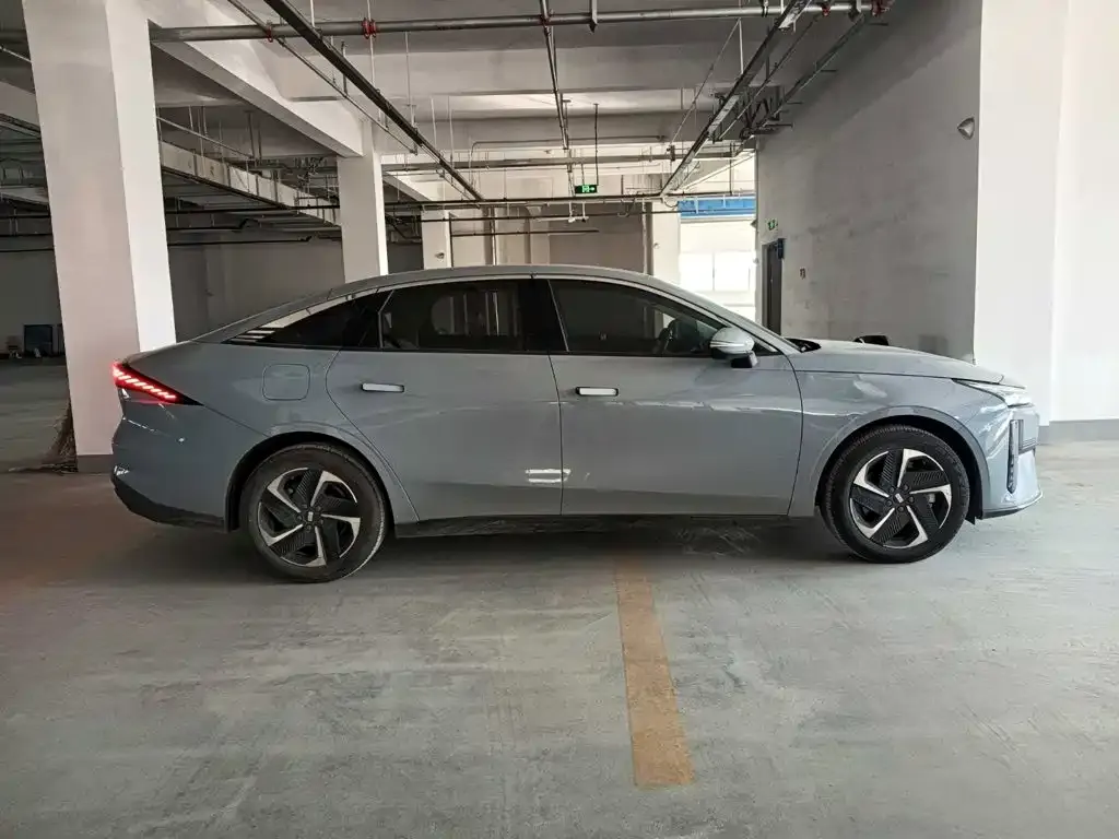 Geely Galaxy L6 — фото 3
