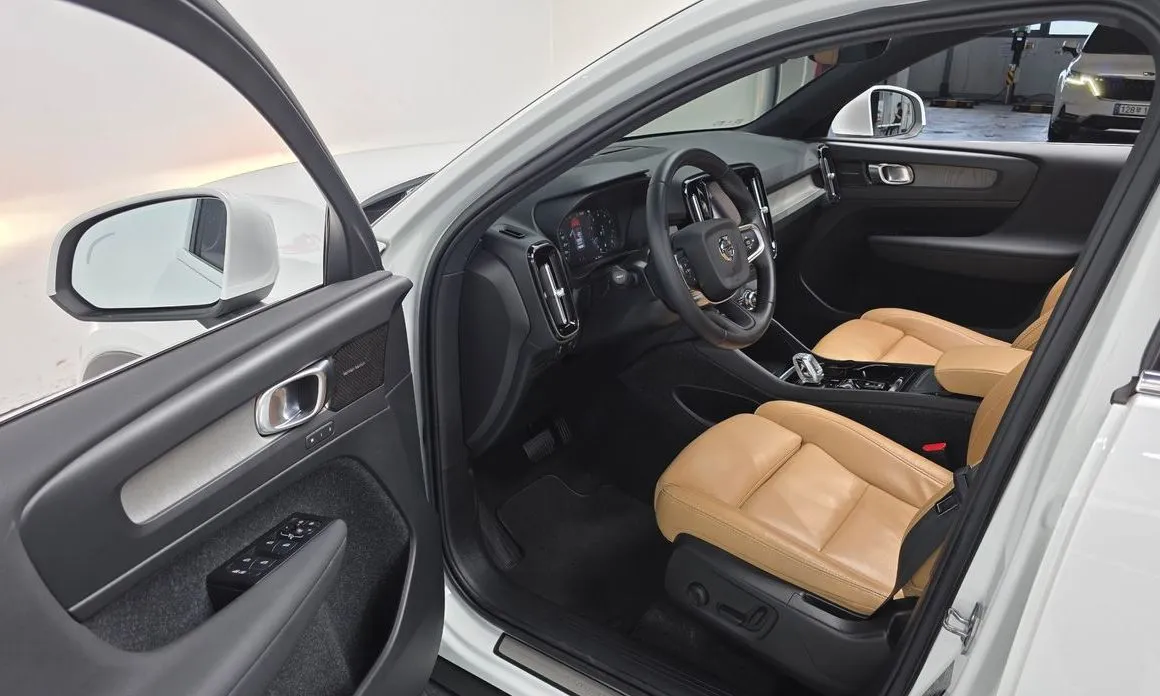 Volvo XC40 — фото 10