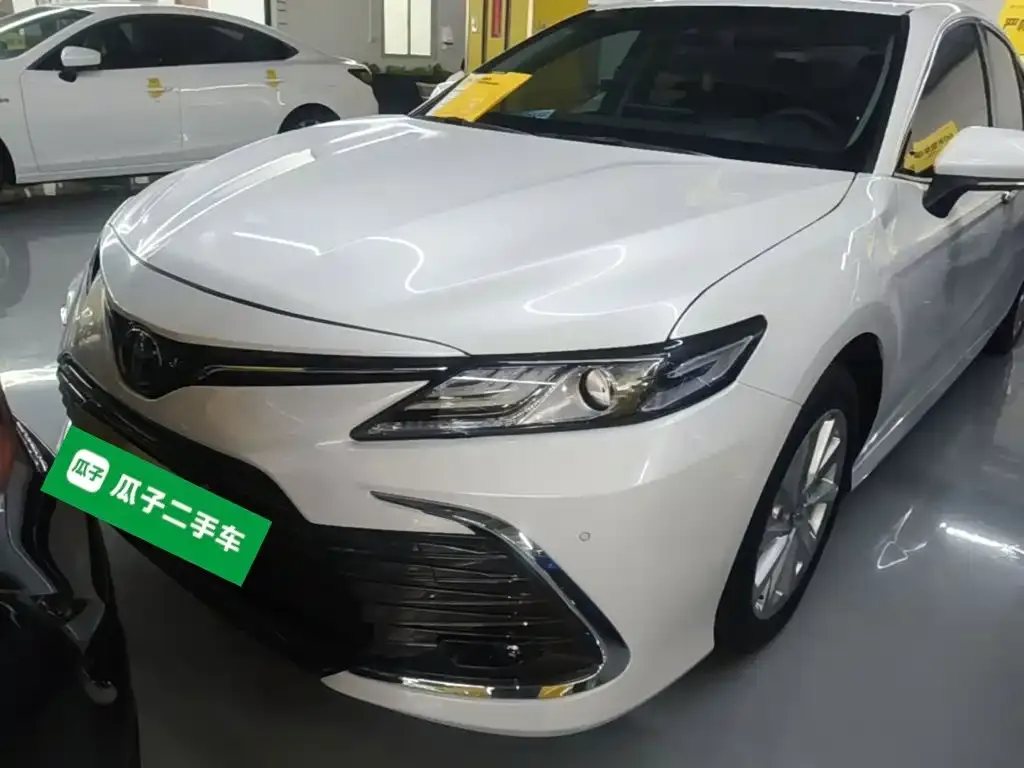 Toyota Camry — фото 1