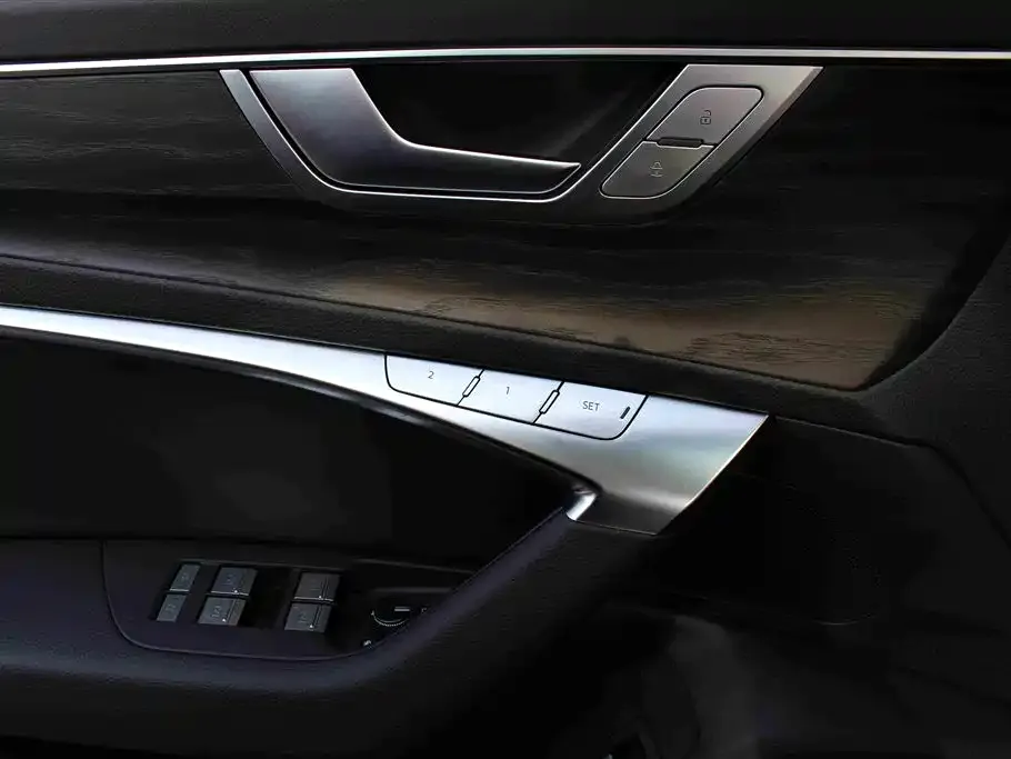 Audi A6L — фото 8