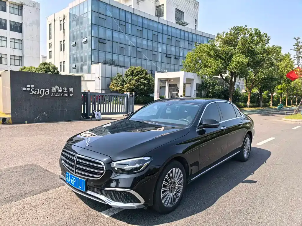 Mercedes-Benz E-Class — фото 1