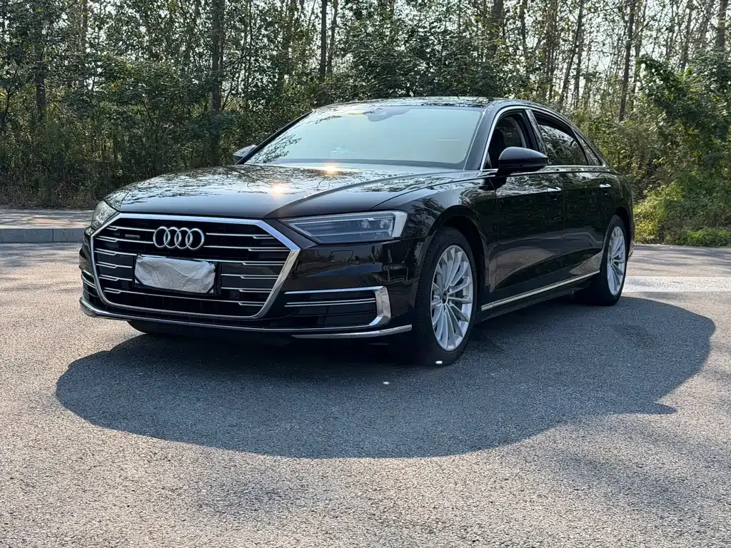 Audi A8 — фото 1