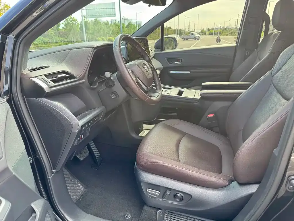 Toyota Granvia — фото 3