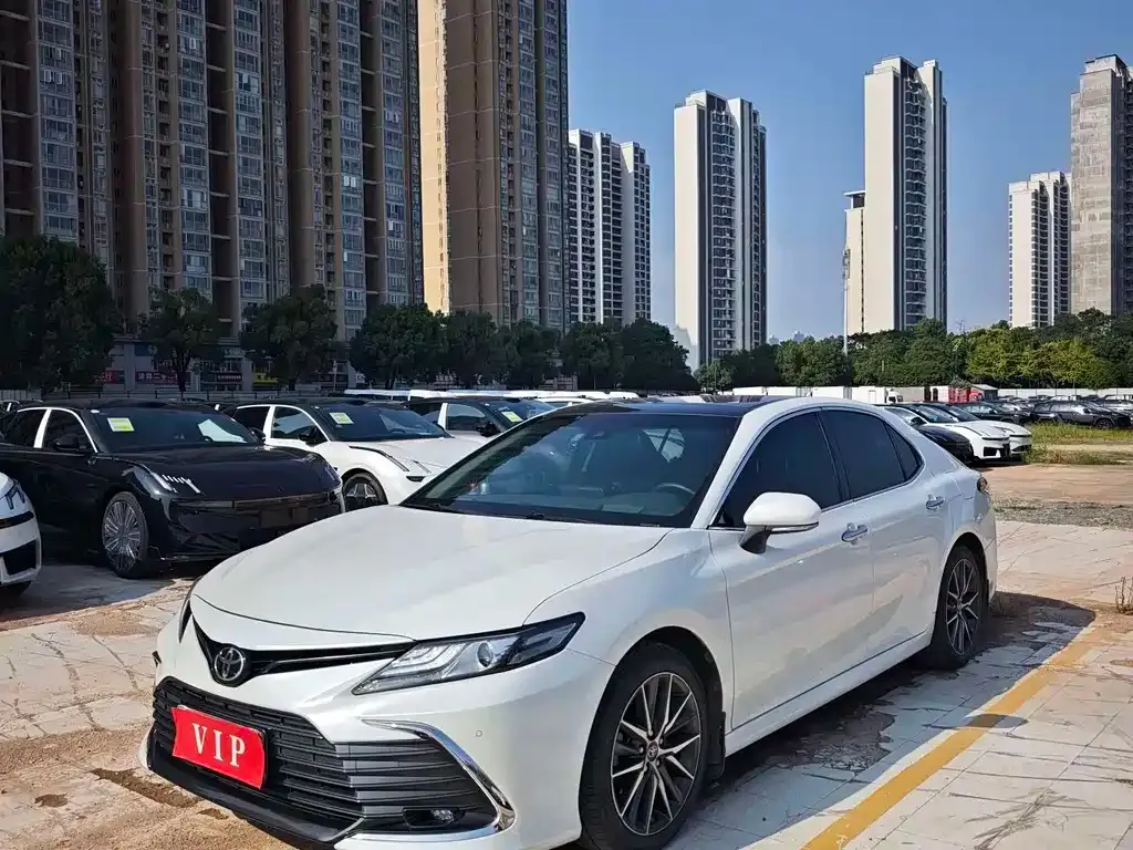Toyota Camry — фото 1