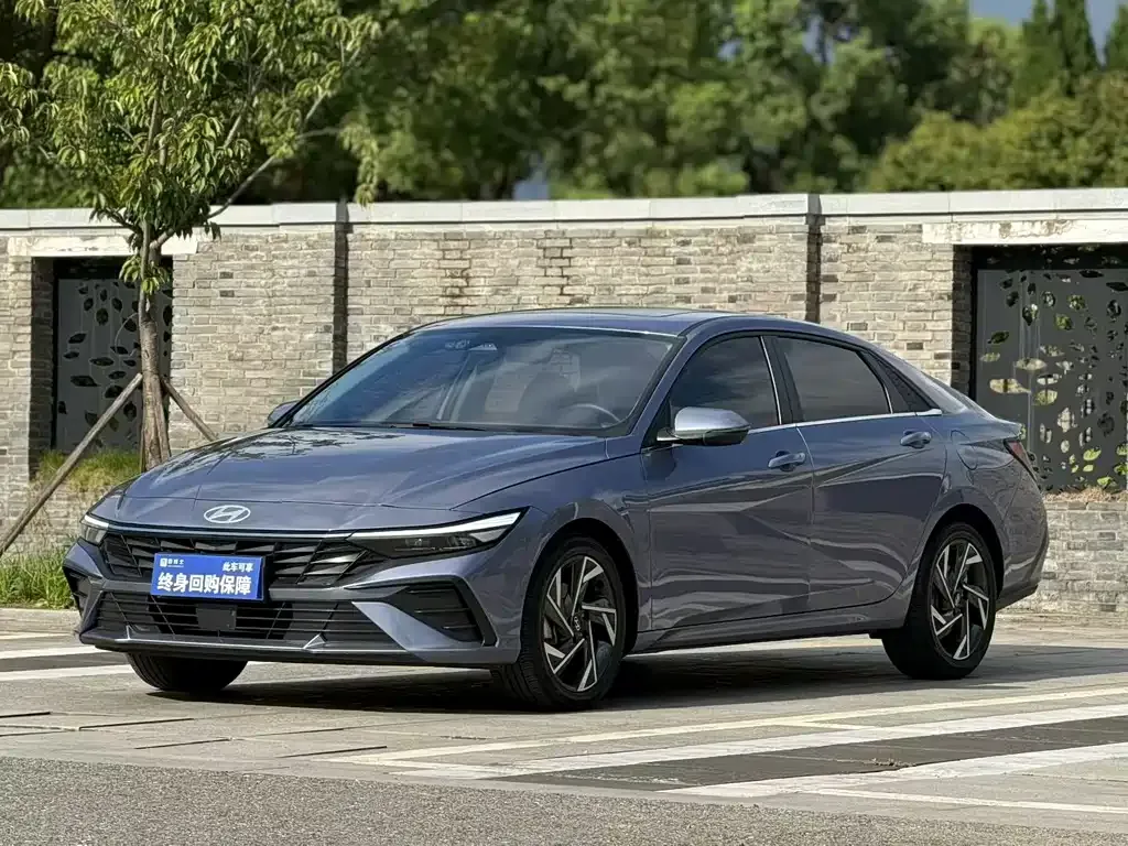 Hyundai Elantra — фото 1