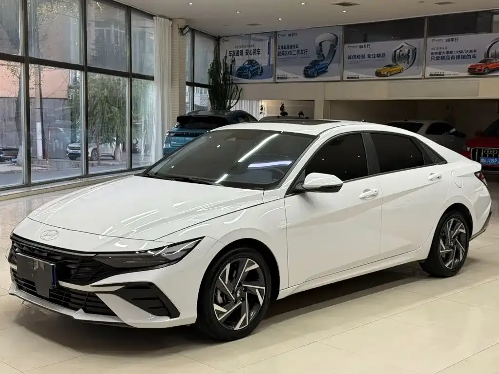 Hyundai Elantra — фото 1