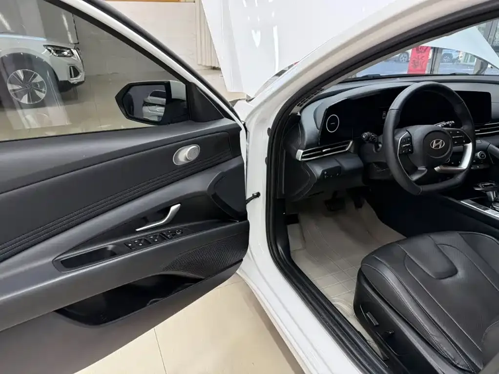 Hyundai Elantra — фото 10