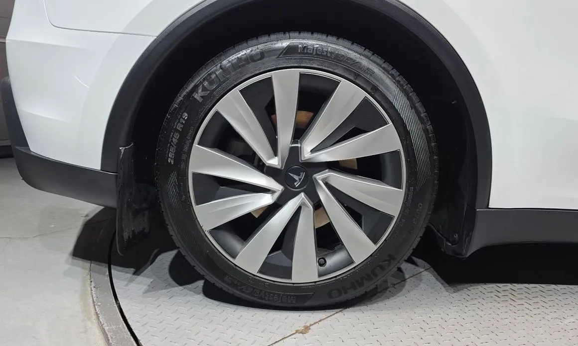 Tesla Model Y — фото 9