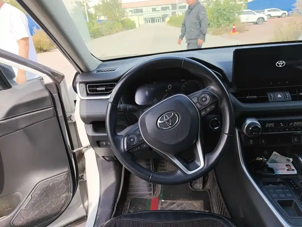 Toyota RAV4 — фото 10