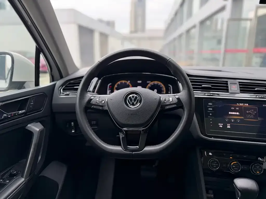 Volkswagen Tiguan L — фото 8
