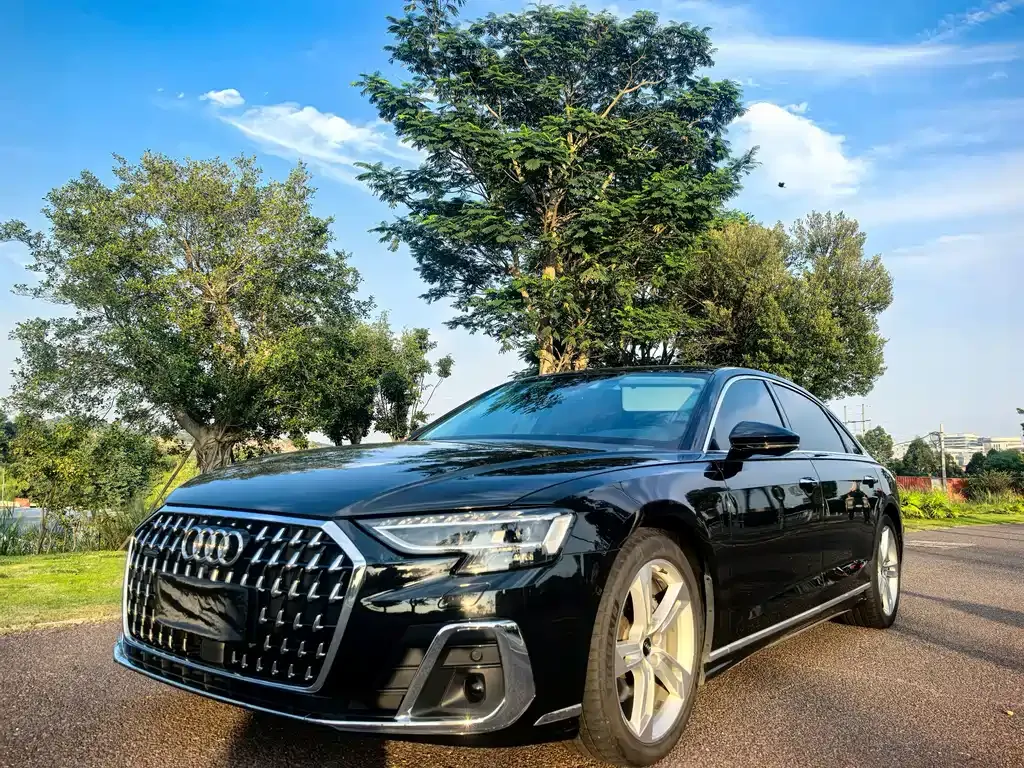 Audi A8 — фото 1