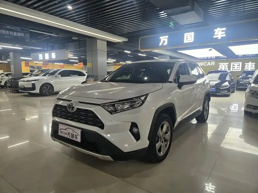 Toyota RAV4 — фото 1