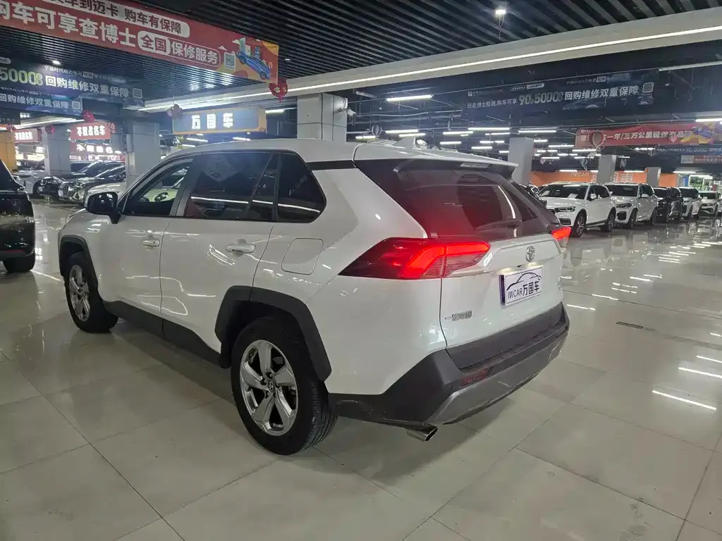 Toyota RAV4 — фото 7