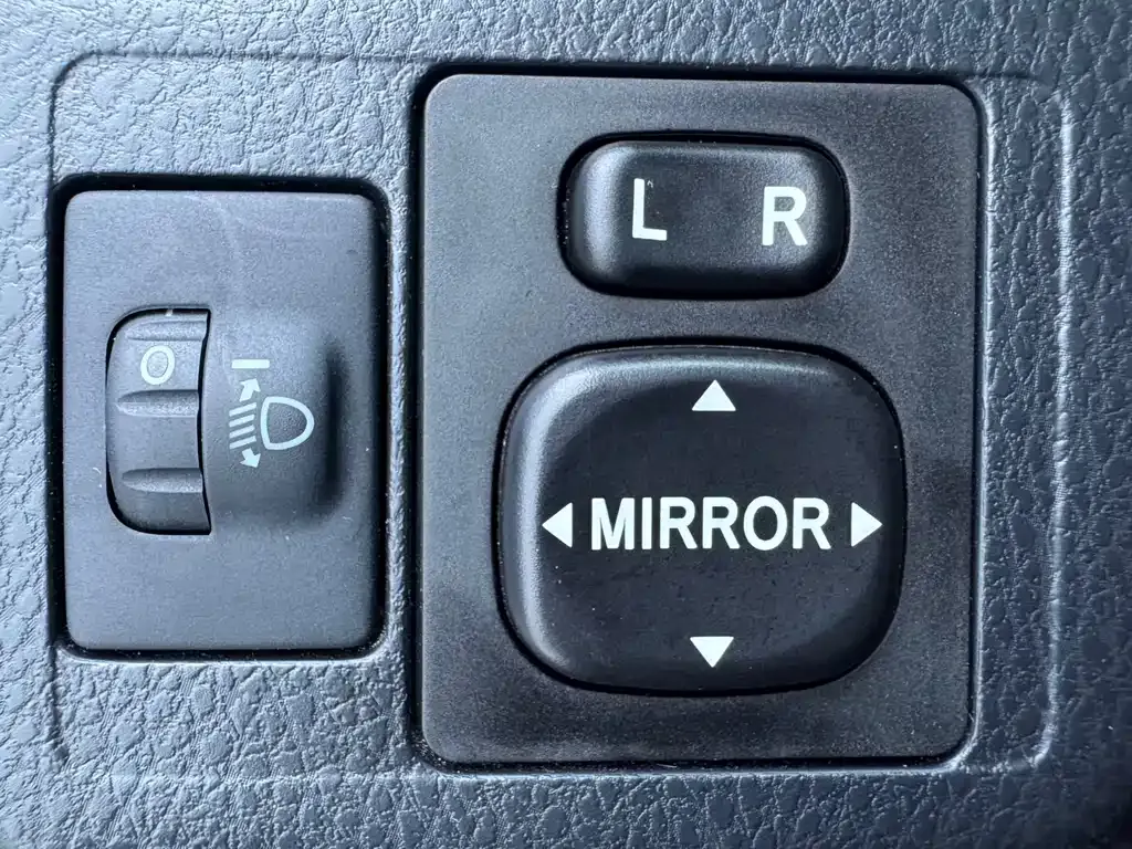 Toyota Yaris L — фото 10
