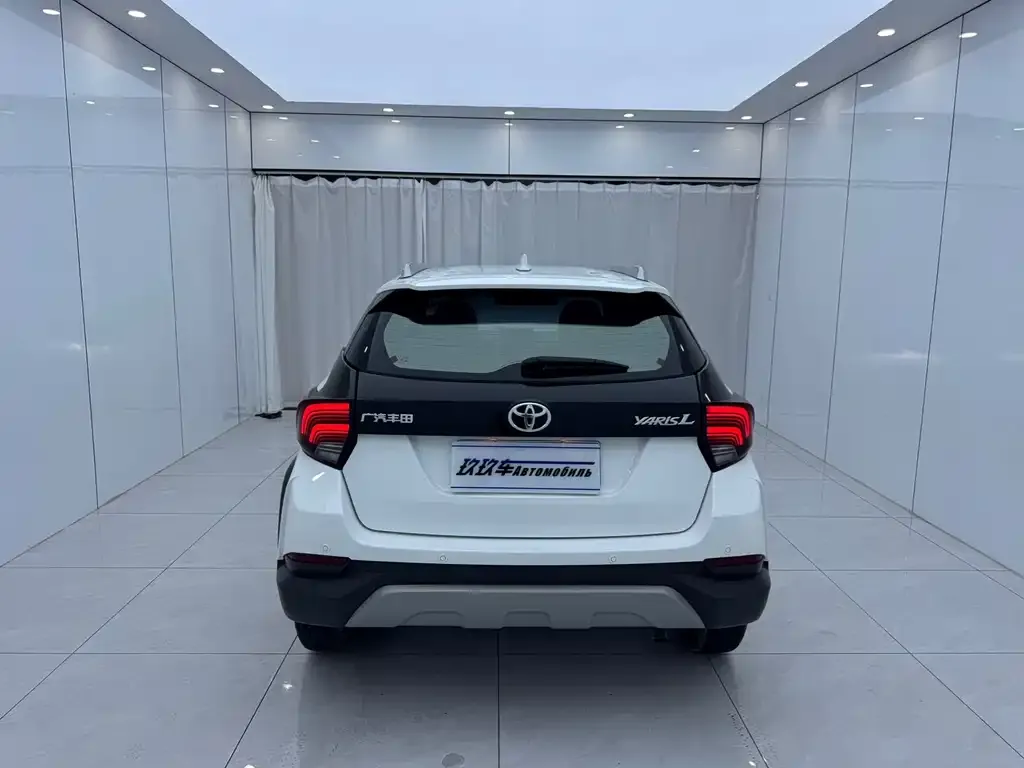 Toyota Yaris L — фото 2