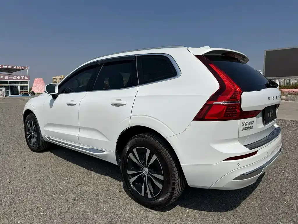 Volvo XC60 — фото 10