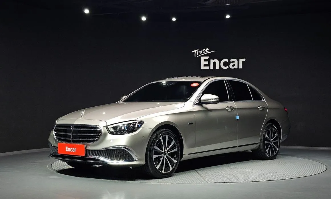 Mercedes-Benz E-Class — фото 1