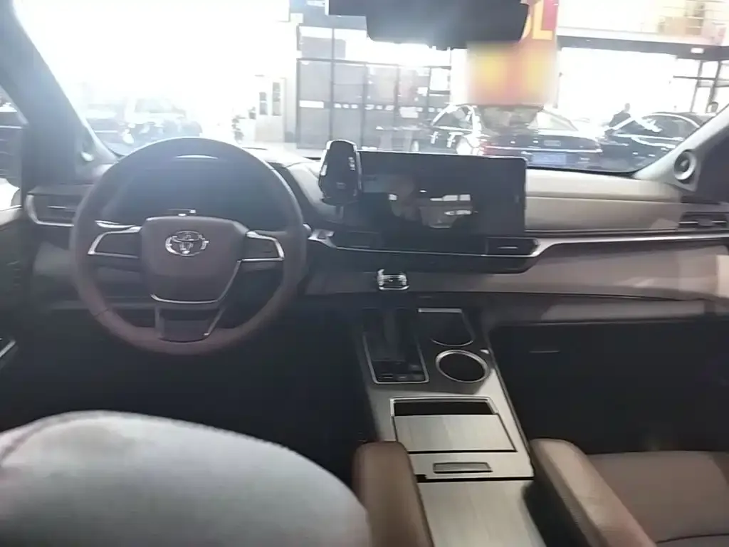 Toyota Granvia — фото 3