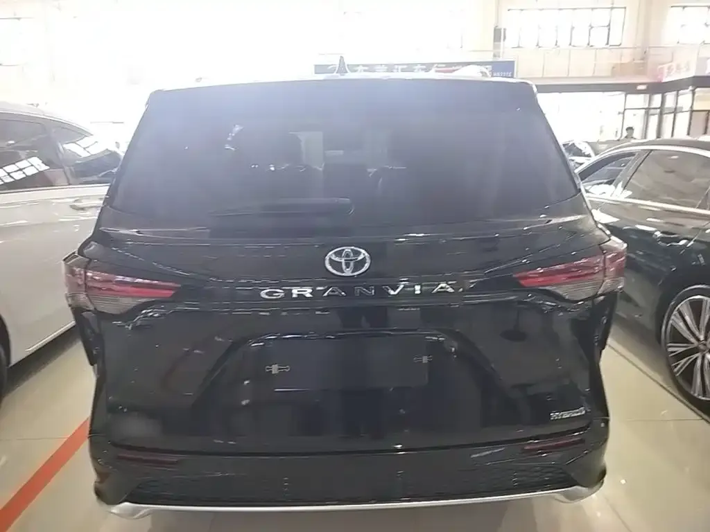 Toyota Granvia — фото 4