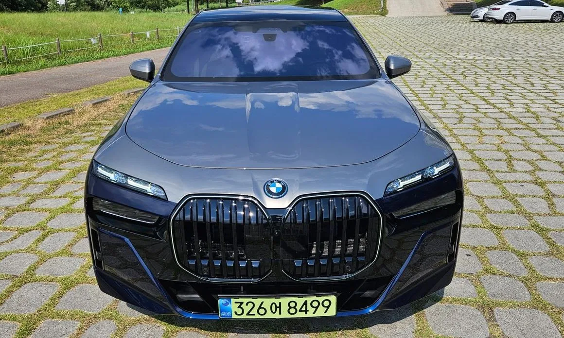 BMW 7-Series — фото 1