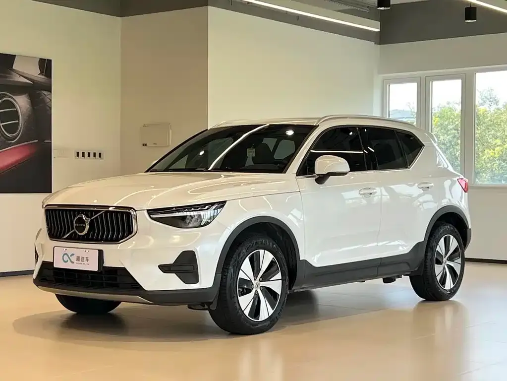 Volvo XC40 — фото 1