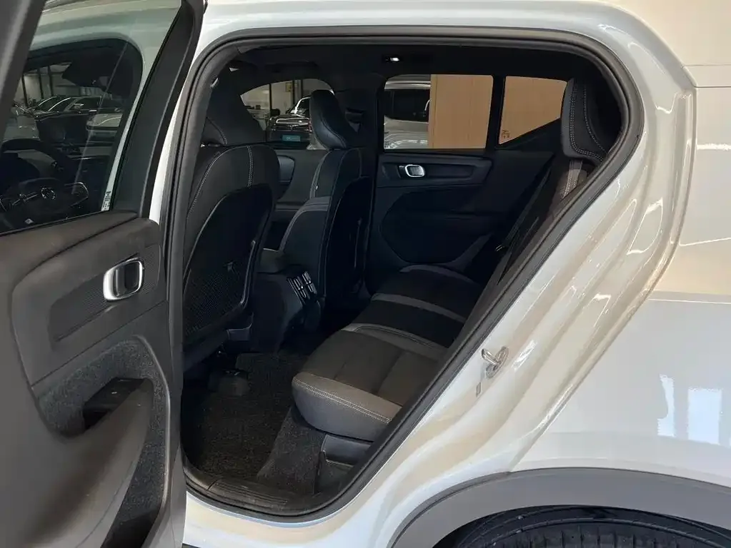 Volvo XC40 — фото 2