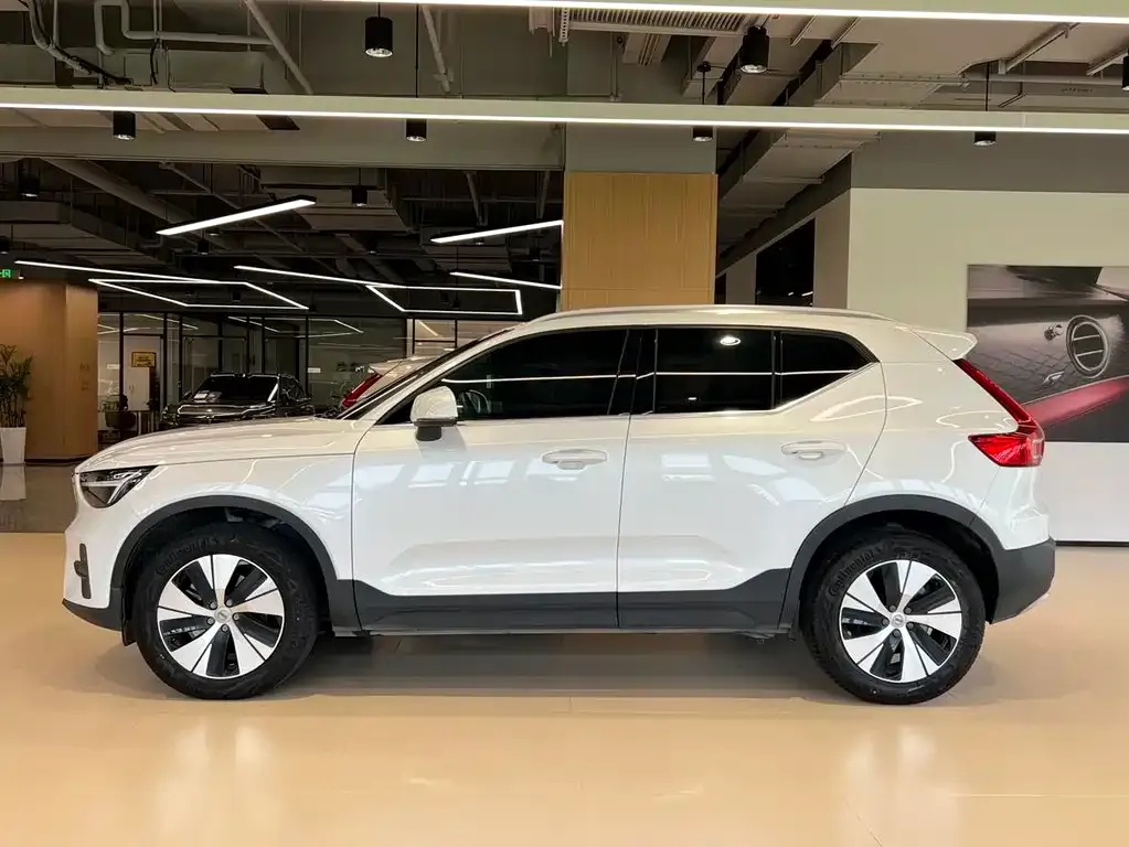 Volvo XC40 — фото 7