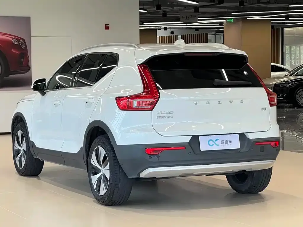 Volvo XC40 — фото 10