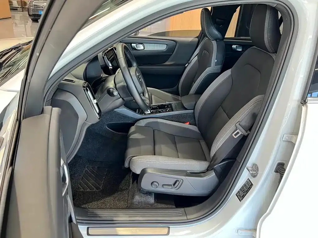Volvo XC40 — фото 4