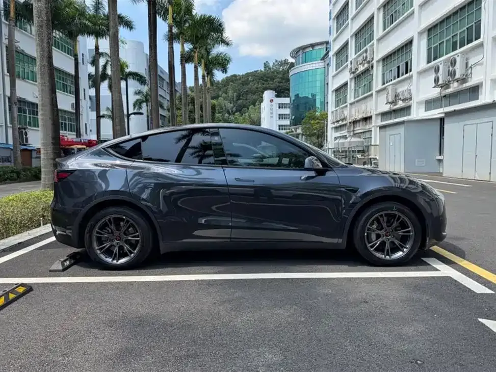 Tesla Model Y — фото 5