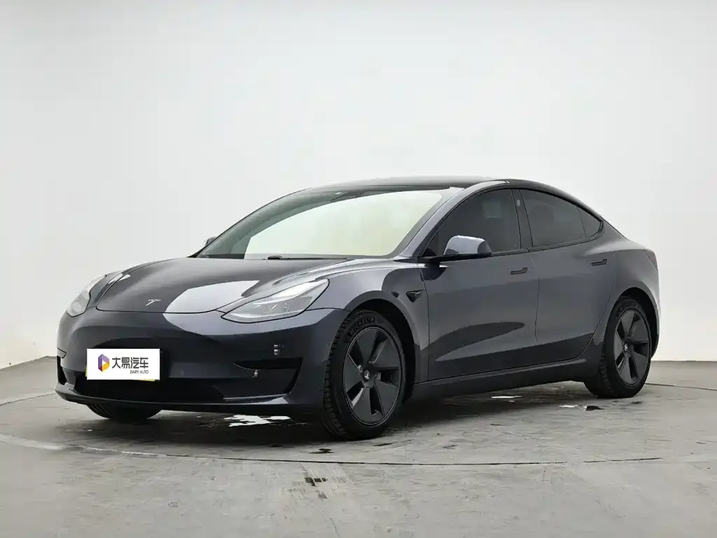 Tesla Model 3 — фото 1