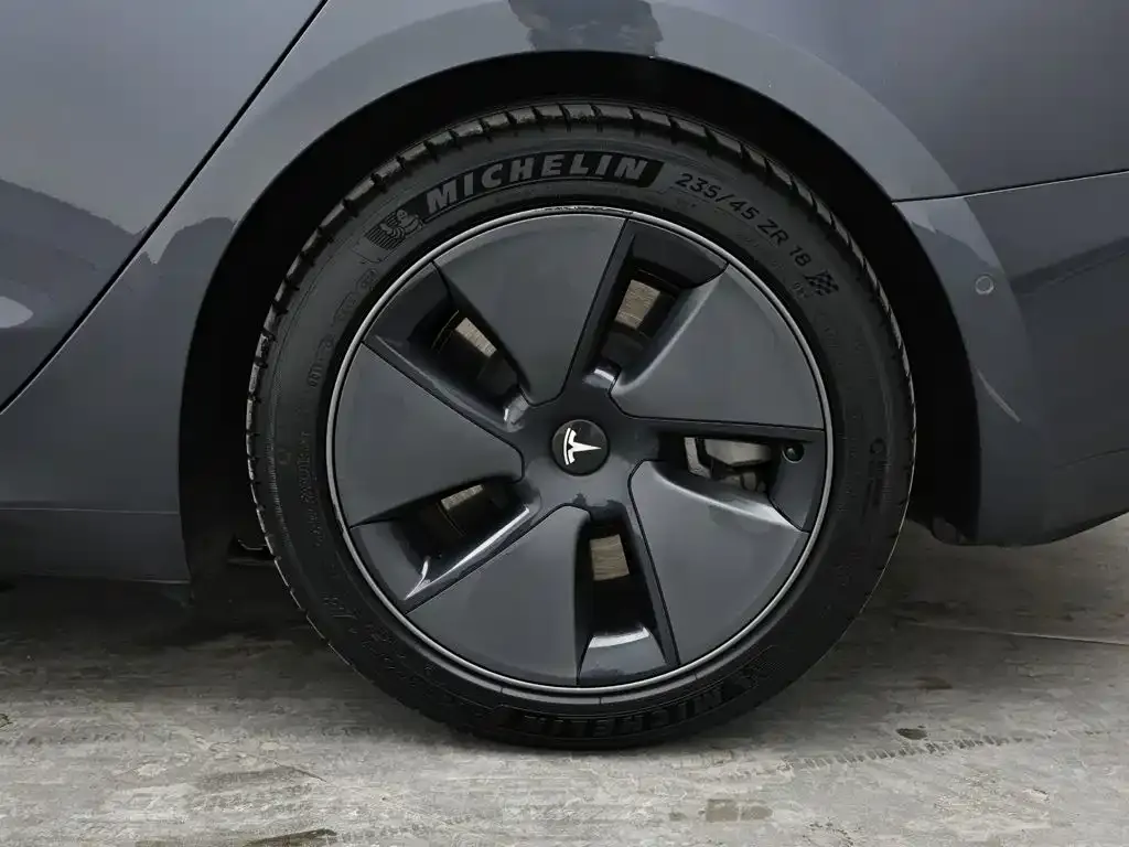 Tesla Model 3 — фото 9