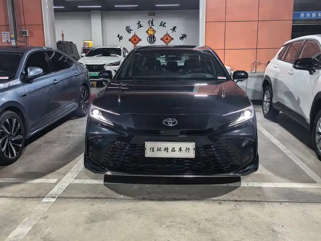 Toyota Camry — фото 1