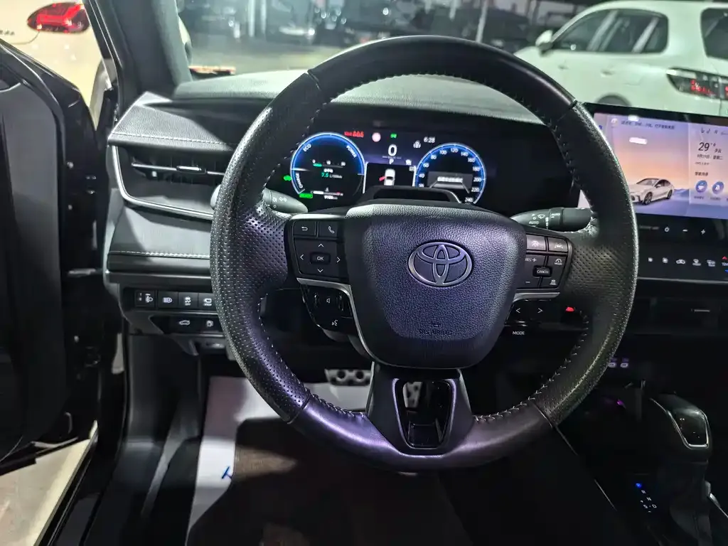 Toyota Camry — фото 5