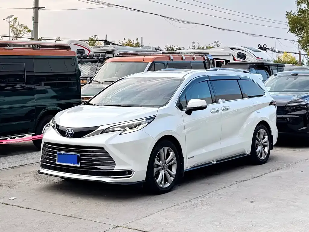 Toyota Sienna — фото 1