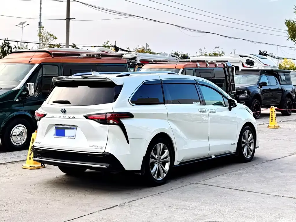 Toyota Sienna — фото 5