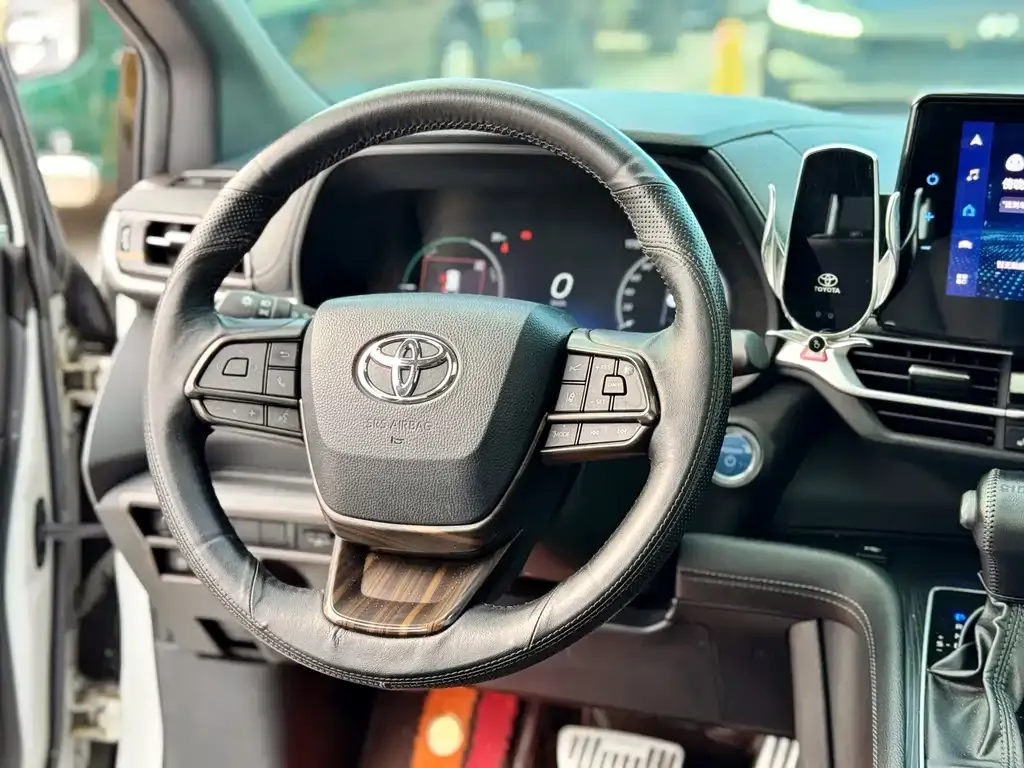 Toyota Sienna — фото 2