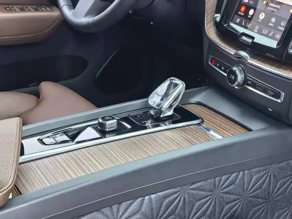 Volvo XC60 — фото 10