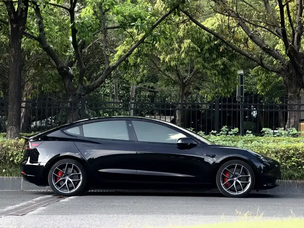 Tesla Model 3 — фото 10